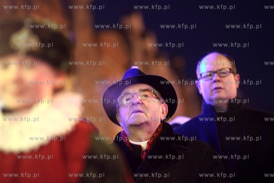 Coroczna Wigilia Gdanszczan  na Dlugim Targu. Nz. abp....