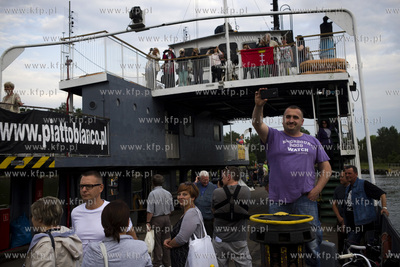Ostatnie przeprawy przez Martwą Wisłe promem Wisłoujście.
31.05.2016
fot....