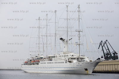 Żaglowiec Wind Surf wpływa do portu w Gdyni.
10.08.2017
fot....