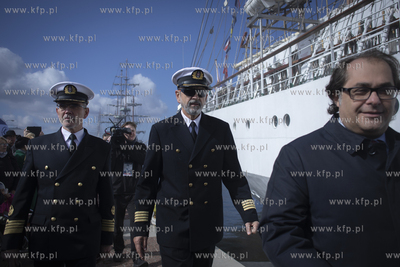 Powrót do portu w Gdyni żaglowca Dar Młodzieży...