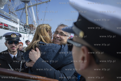 Powrót do portu w Gdyni żaglowca Dar Młodzieży...
