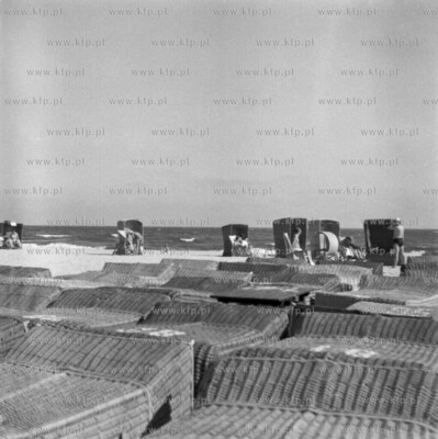 Na plazy w Sopocie. Lata 60. Fot. Zbigniew Kosycarz...