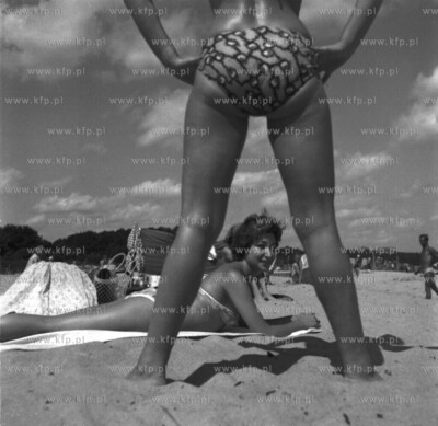 Dziewczyny na plazy w Sopocie. 1962 (?) Fot. Zbigniew...