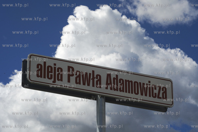 Gdańsk. Tablica z nazwą alei Pawła Adamowicza. 07.05.2020...