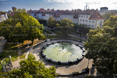 Dziewczynka z parasolką - Fontanna Guntera Grassa...