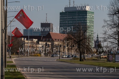 Flagi Gdańska z kirem na pożegnanie Macieja Kosycarza...
