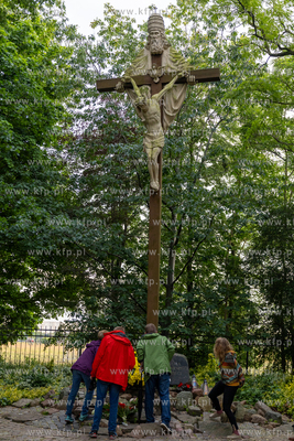 Sopot. Złożenie kwiatów pod krzyżem papieskim w...