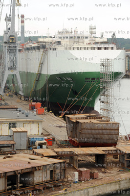 Port w Gdyni. Widok z promu Stena Baltica. n/z 199-metrowy...