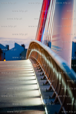 Gdansk. Nowo powstala, efektownie oswietlona kladka...