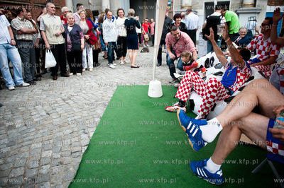 Gdansk. Ulica Dluga. Chorwaccy kibice na ulicach starego...