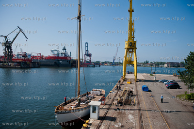 Gdansk. Stocznia Remontowa. Operacja stawiania pierwszego...