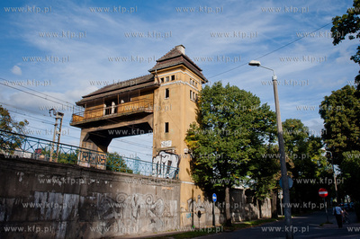 Gdansk. Wrzeszcz. Zniszczony budynek kolejowy przy...