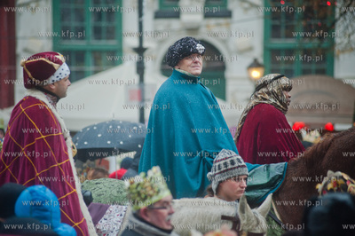 Gdansk. Orszak Trzech Kroli na ulicach Glownego Miasta....