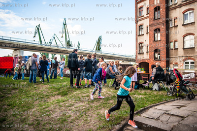 Gdansk. Podworko ulic Robotniczej i Jana z Kolna. Sasiedzi...