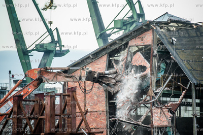 Gdansk. Tereny bylej Stoczni Gdansk. Wyburzenie hali...