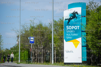 Sopot. Ul. Lokietka. Nowe witacze zamontowane na wjezdzie...