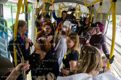 Gdansk. Muzyczny Flash Mob w tramwaju linii 6, zorganizowany...