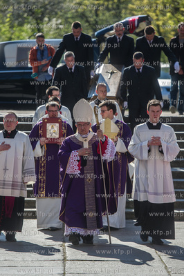 Gdansk. Katredra Oliwska. Wprowadzenie trumny z cialem...