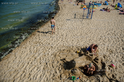 Gdańsk. Czerwona flaga na kąpielisku miejskim w Brzeźnie,...