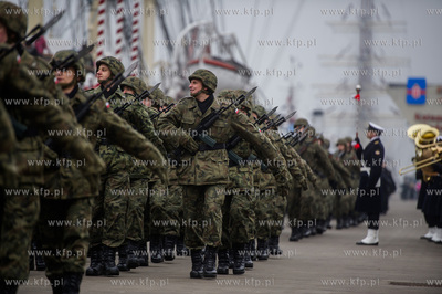 Gdynia. Nabrzeże Pomorskie. Uroczysta przysięga wojskowa...