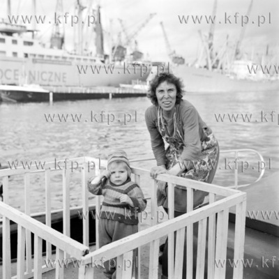 Matka z dzieckiem na nabrzezu Portu Gdanskiego. (kosycarz4_1_02)...