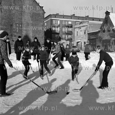 Mecz hokejowy na lodowisku znajdujacym sie przy Podwalu...