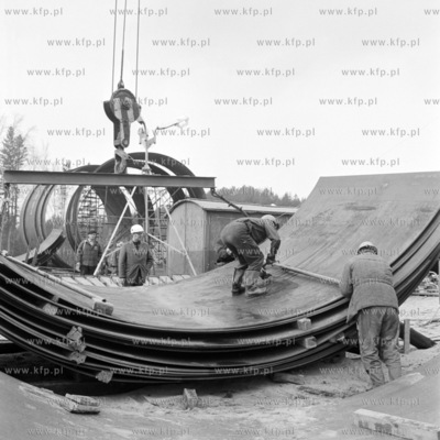 Montaż rurociągów przez pracowników Hydrobudowy...