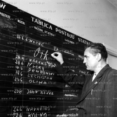 Tablica postoju statków w kapitanacie portuy gdańskiego....