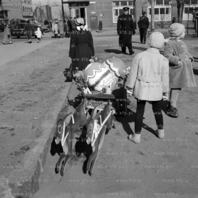 Wielkanocna reklama na rogu ulic Świętojańskiej...