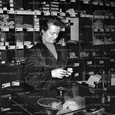 W sklepie z podzespołami elektronicznymi. ( lata60...