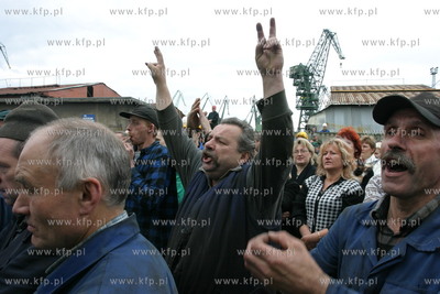 Wiec ok. 300 pracownikow Stoczni Gdanskiej . Stoczniowcy...