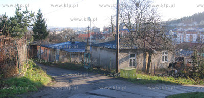 Piecset rodzin z osiedla mieszkaniowego na wzgorzu...