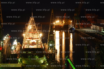 Stocznia Remontowa Nauta SA w Gdyni wieczorem. n/z...