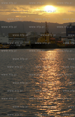Zachod slonca w gdynskim porcie  28.11.2008  fot. Andrzej...