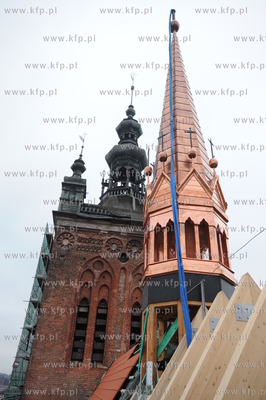 Kosciol sw. Katarzyny, Gdansk. Instalacja sygnaturki...