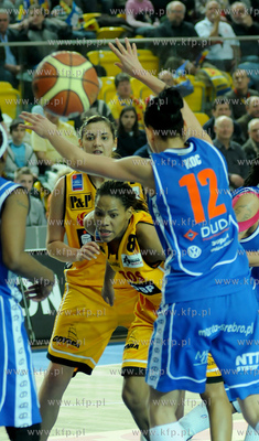 Monique Currie, (numer 8) czolowa zawodniczka zawodowej...