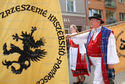 XI Zjazd Kaszubow w Bytowie. Barwny przemarsz korowodu...
