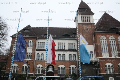 Sopot udekorowany zalobnymi flagami w holdzie tragicznie...