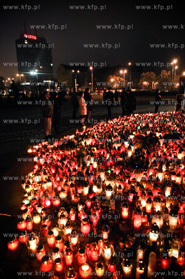 Apel Jasnogorki na Placu Solidarnosci w intencji ofiar...