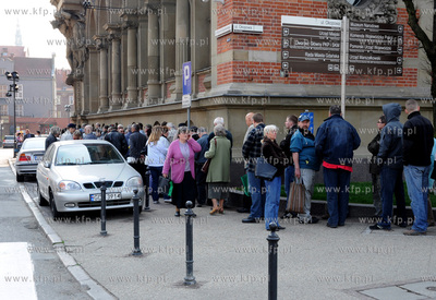 Kolejka po papieskie zlotowki przed siedziba Narodowego...