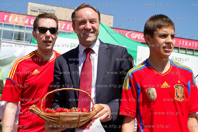 Gdansk. Targ Weglowy. Kampania promujaca truskawke...