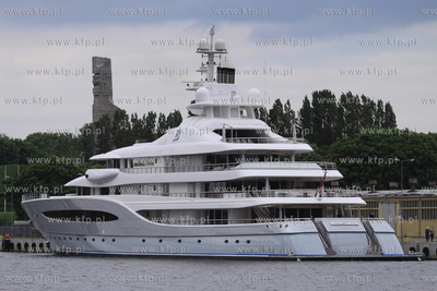 W gdanskim porcie, przy nabrzezu Obroncow Westerplatte,...