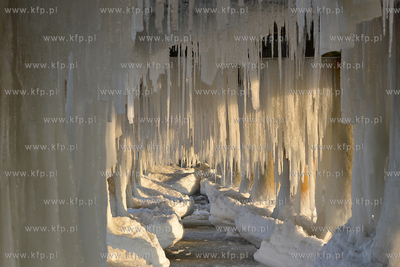 Gdynia Orlowo w zimowej szacie. Oblodzone filary orlowskiego...