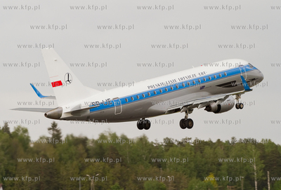 Na gdanskim lotnisku wyladowal  Embraer 175 Polskich...