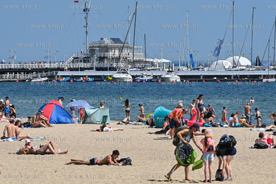 Sopot. Plaża. Upalny weekend spowodował liczne przybycie...