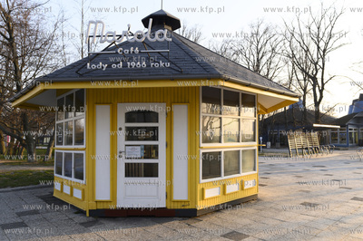 Gdynia. Plac przed plażą miejską. Nz. Zamknieta...