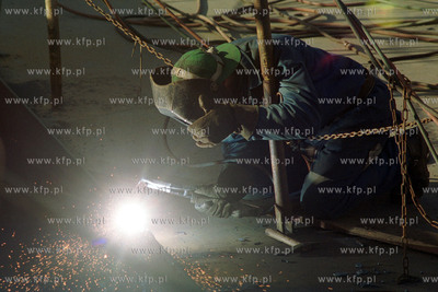 Stocznia Gdynia, spawacz usuwa spoine.16.02.2002fot....