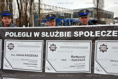 Pikieta sluzb mundurowych w Gdansku, przeciwko projektowi...