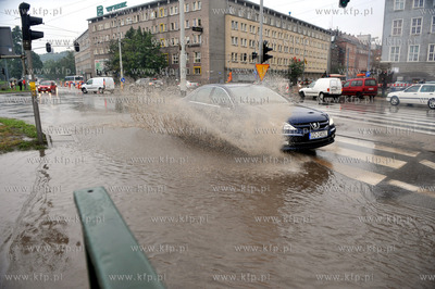 Gdansk podczas ulewy. Nz zalane skrzyzowanie 3 Maja...