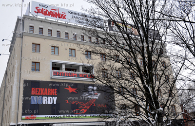 Na budynku NSZZ Solidarnosc w Gdansku zawisl baner...